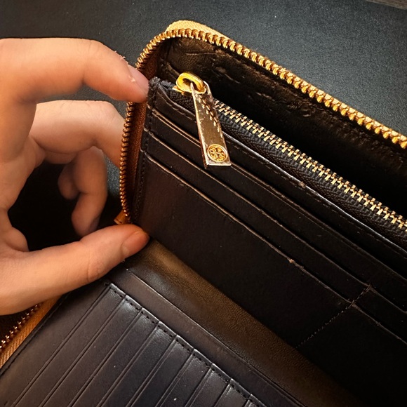 Tory Burch Robinson Zip Continental Wallet - Picture 7 of 9